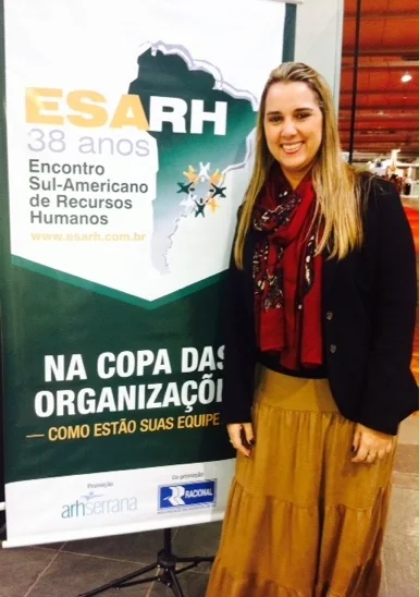 Cristiane Barreto ao lado do banner do ESARH, o encontro sul-americano de Recursos Humanos, em Gramado, Brasil