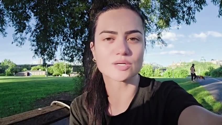 Elenice Rivas: uma cliente falando para a câmera ao ar livre, em um parque