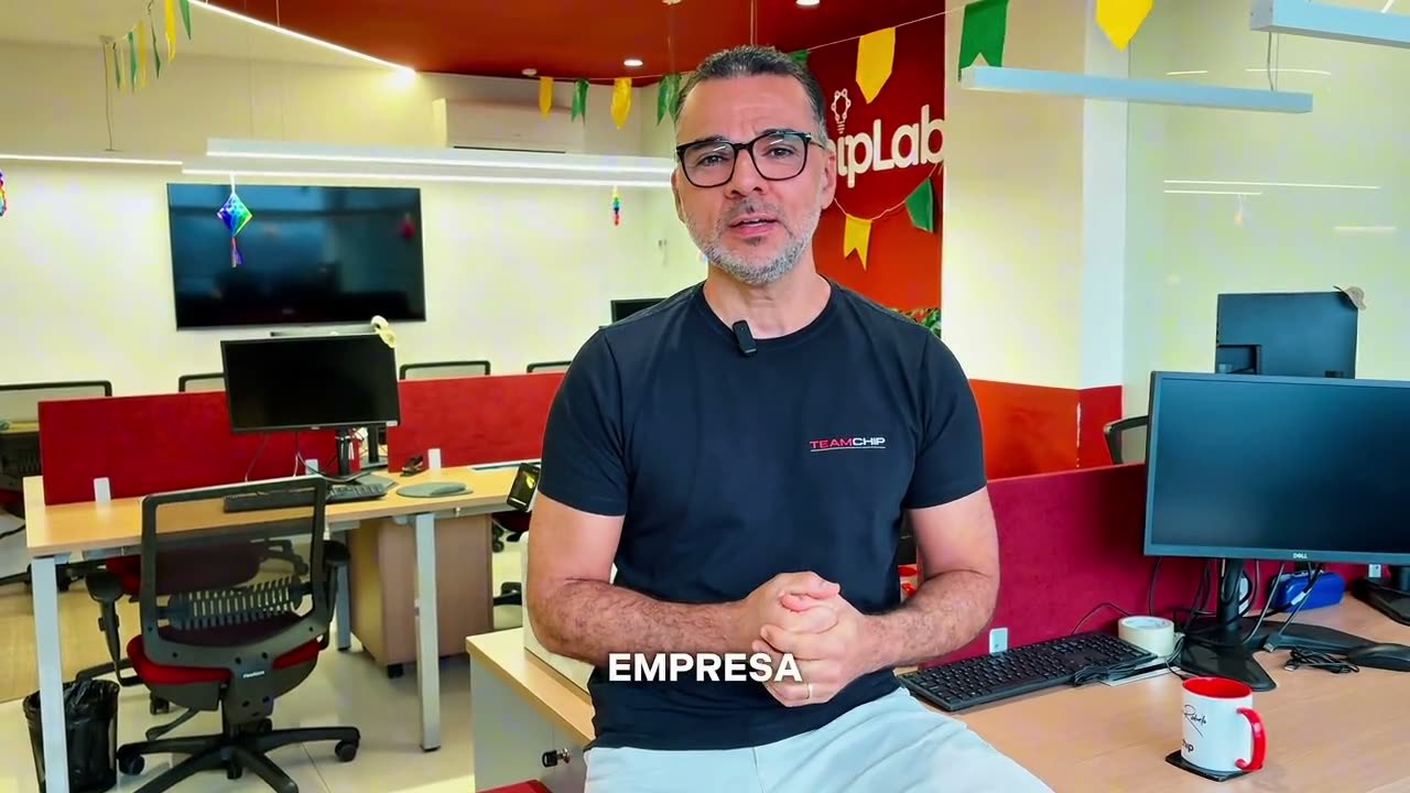 Marcos Rabelo, CEO, Chip, falando para a câmera no escritório